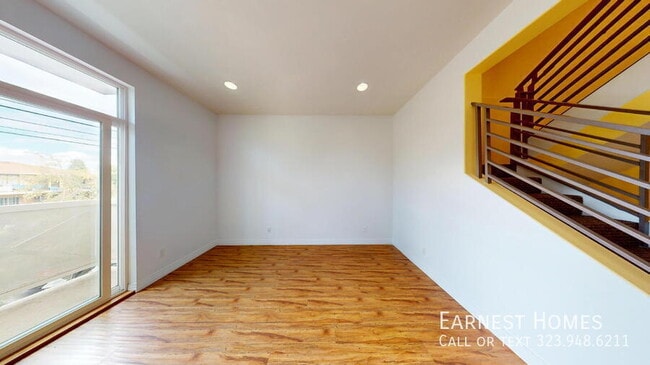 Building Photo - 11622 Oxnard St