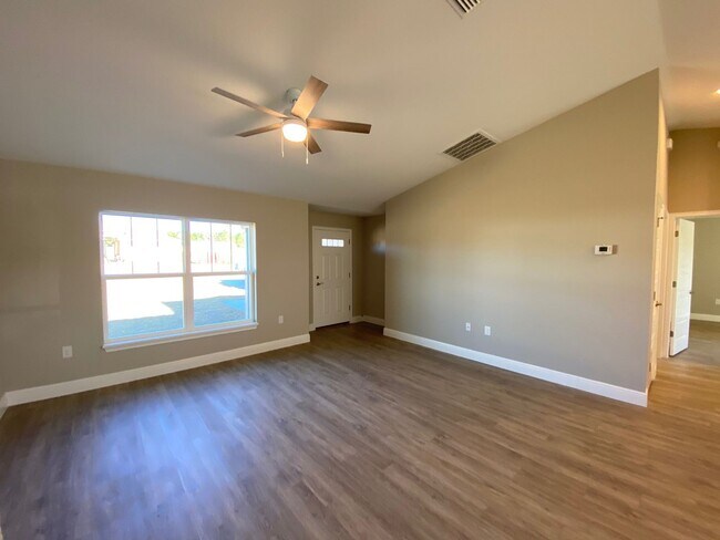 Building Photo - 3/2/2 Silver Spring Shores **Won't Last***