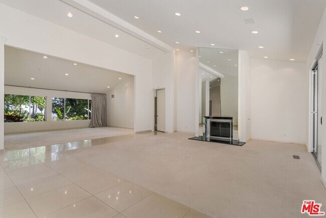 Building Photo - 811 N Hillcrest Rd