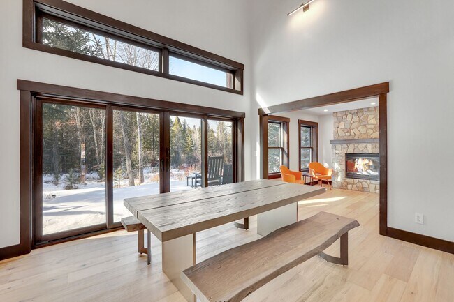 Building Photo - Luxury 3 bedoom/2.5 bathroom Home w/ Hot Tub