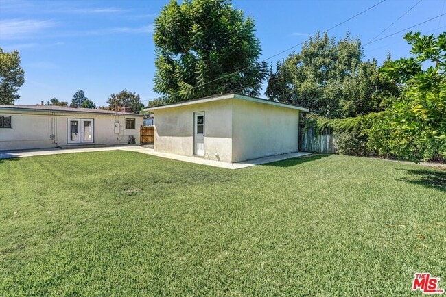 Building Photo - 520 N Beachwood Dr