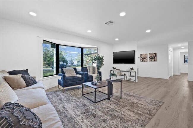 Building Photo - 4495 Clearwater Harbor Dr