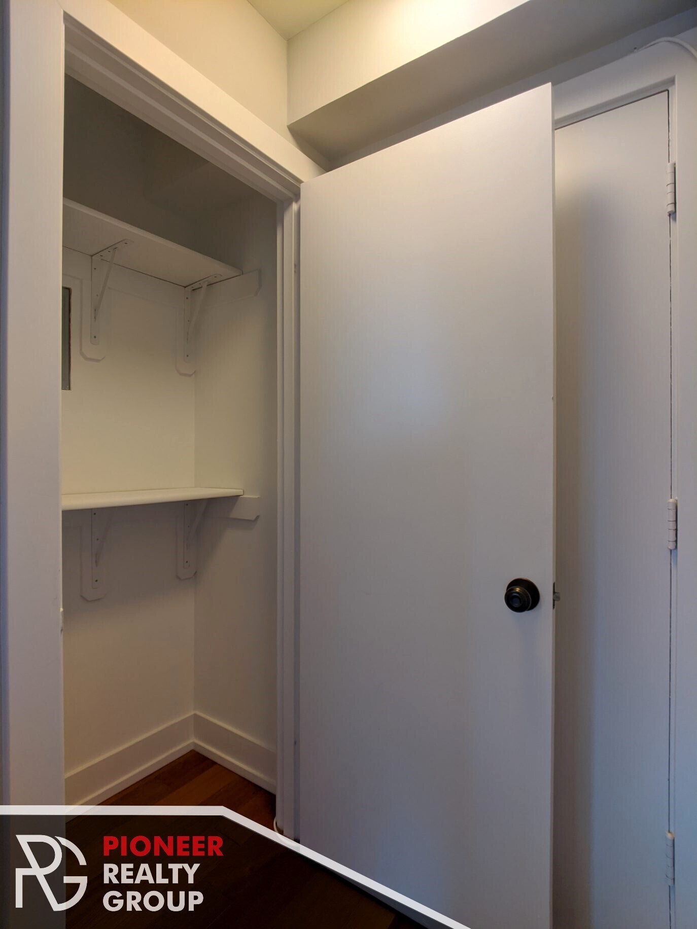 Building Photo - 433 W Wellington Ave