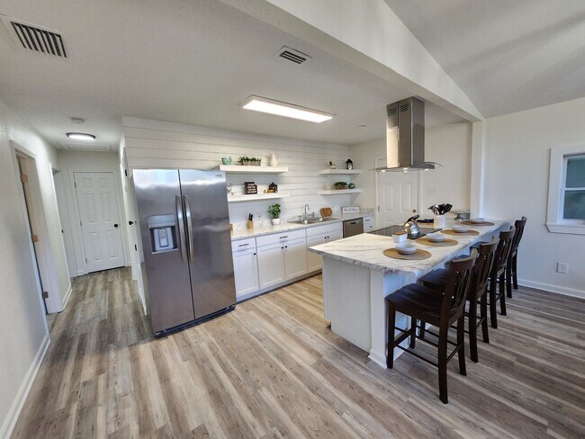 Building Photo - MOVE IN SPECIAL: HALF OFF first full month of rent!!!