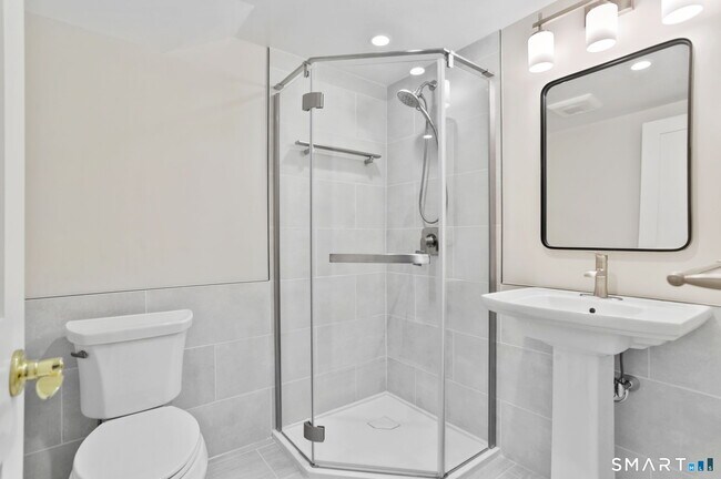 Building Photo - 815 Valley Rd