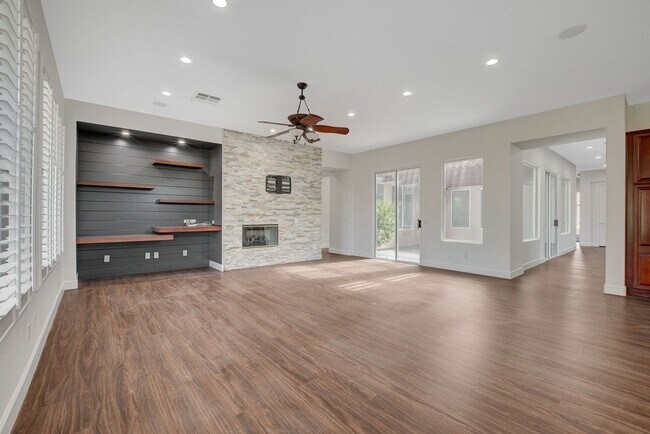 Building Photo - Anthem country Club Golf Community Beauty