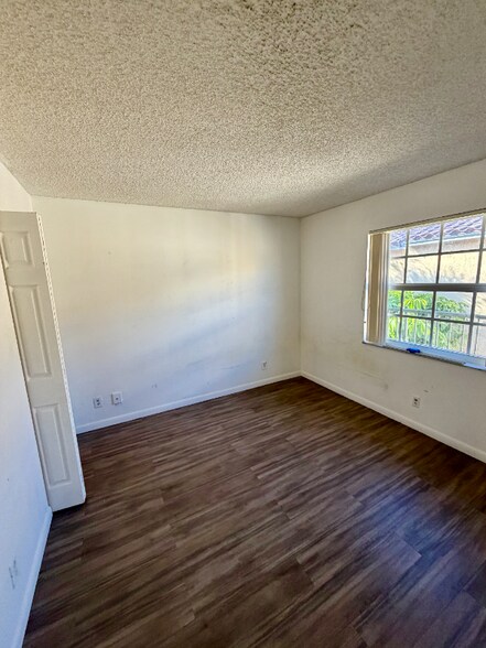 Building Photo - 1130 Lake Shore Dr