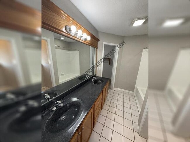 Building Photo - 325 W Strasburg Way