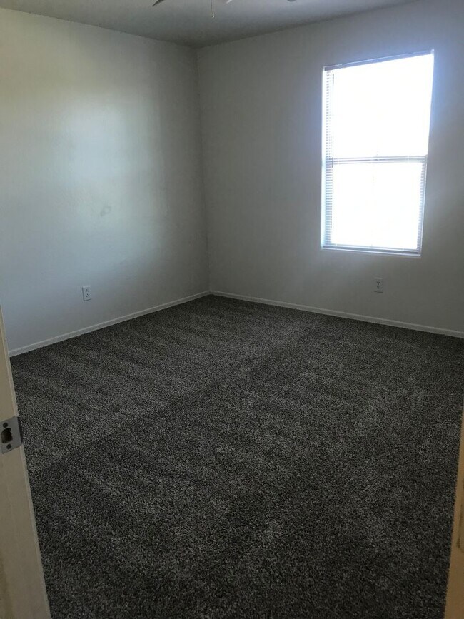 Building Photo - Coming in August Spacious 3br Home in Cort...