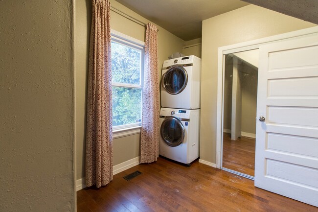 Building Photo - Cute St Johns Home with Updated Kitchen, F...