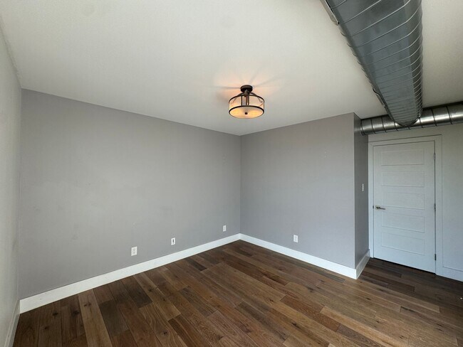 Building Photo - Luxury 2 Bedroom Condo Available at Regency House in Central Phoenix!