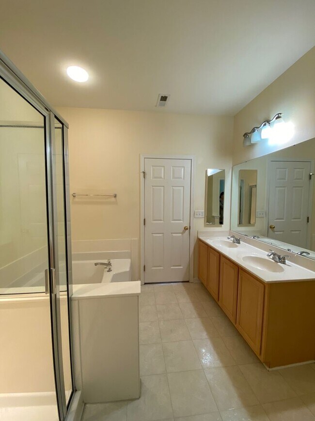 Building Photo - Updated 3 Bed, 2.5 Bath Townhome Available in Mauldin!