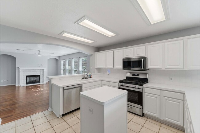 Building Photo - Glenwood Drive, Pearland, TX 77584 - 4 BR 2.5 BA single-family home