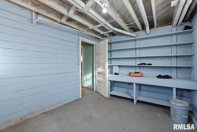 Building Photo - 1816 W Callender Ave