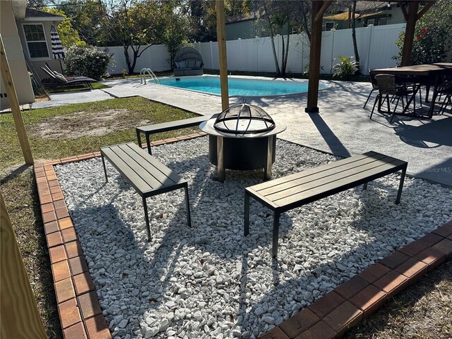 Building Photo - 1108 E Chelsea St