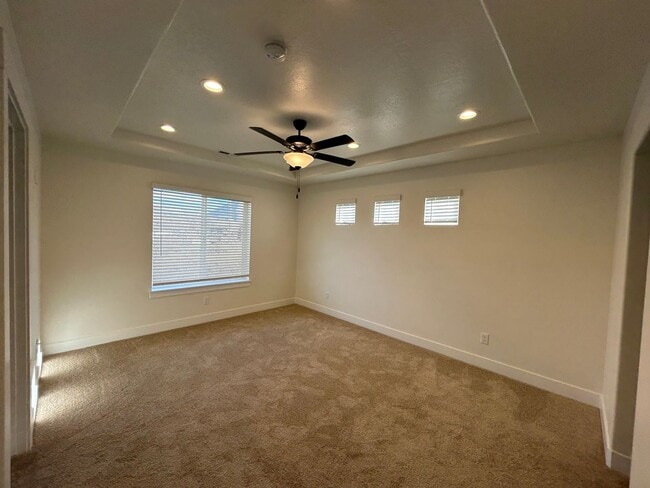 Building Photo - 2 Bedroom 2.5 Bathroom 55+ community