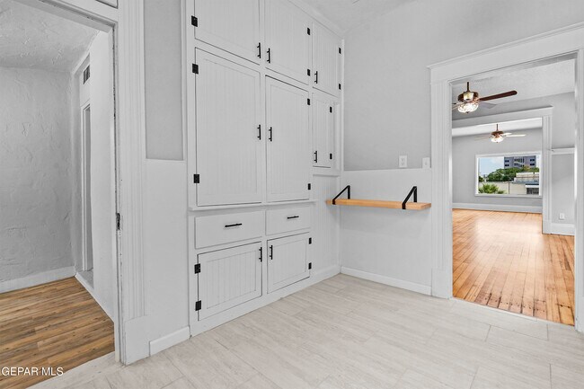 Building Photo - 305 E River Ave