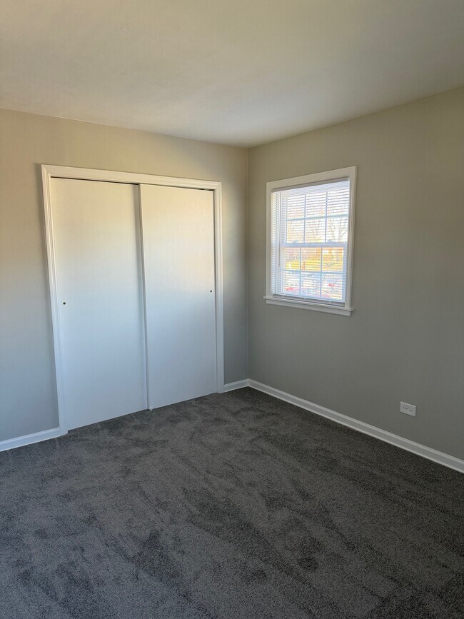 Building Photo - Colonial Gardens