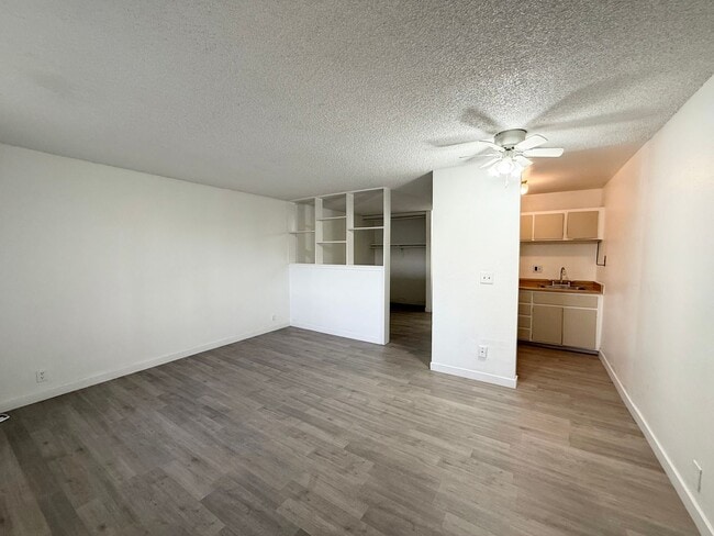 Building Photo - Convenient Studio Across from UNLV!
