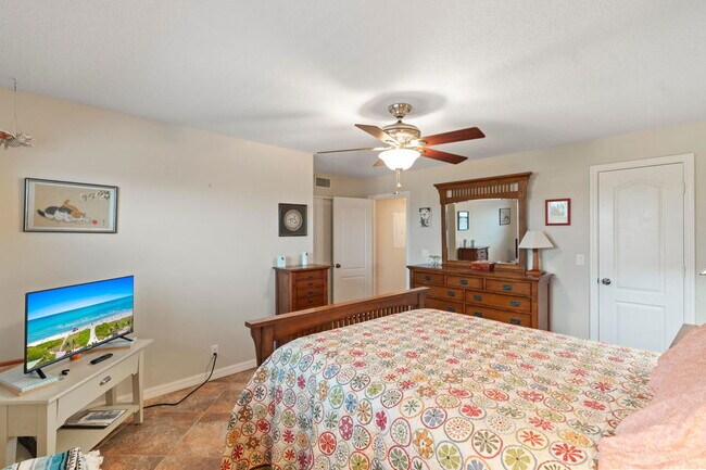 Building Photo - 2615 NE 1st Ct