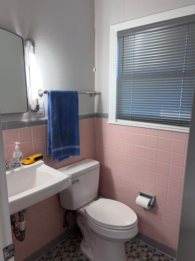 Building Photo - Immaculate renovated Mid Century with all ...