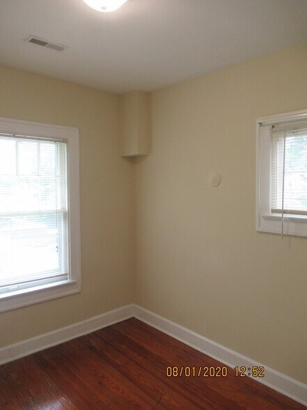 Building Photo - 719 E 7th St