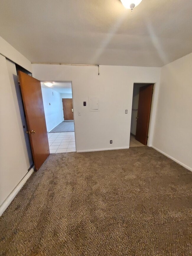 Building Photo - 1 Bedroom Apartment-August rent FREE!
