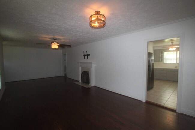 Building Photo - For Lease - 3 Bed, 1.5 Bath, 1600sqft, Sin...