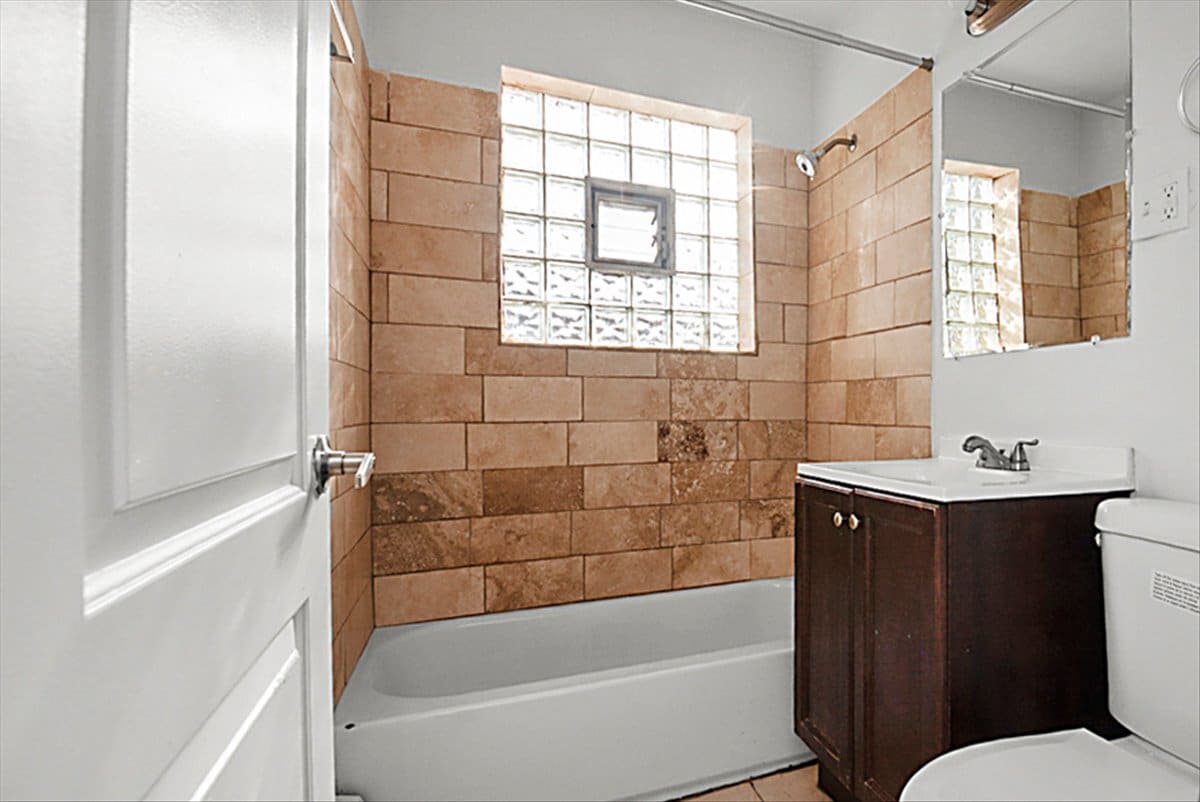 Building Photo - 335 Custer Ave