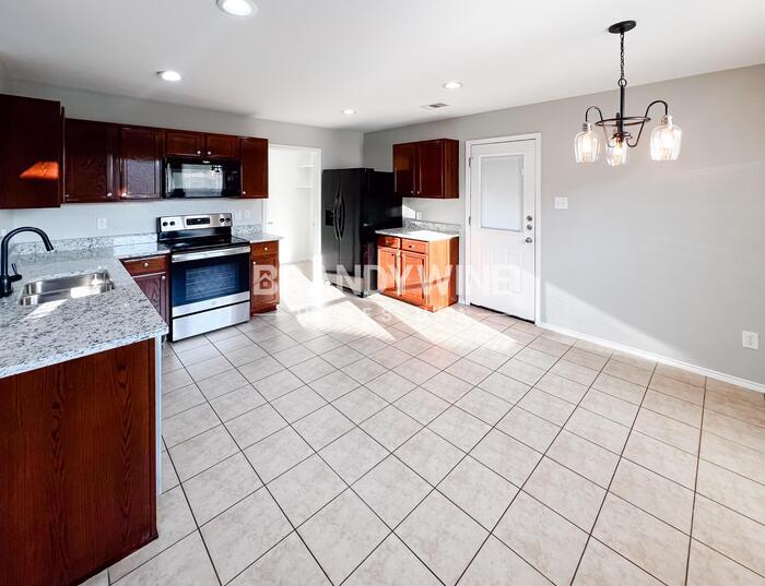 Building Photo - 411 Silver Leaf Dr