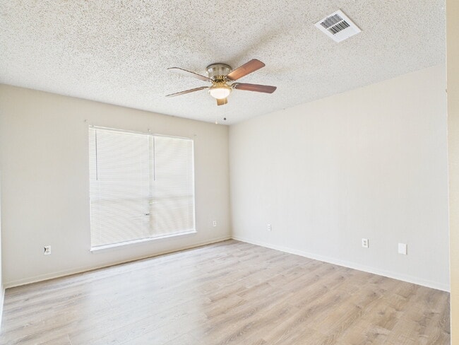 Building Photo - Upstairs 2/1 Unit Now Available