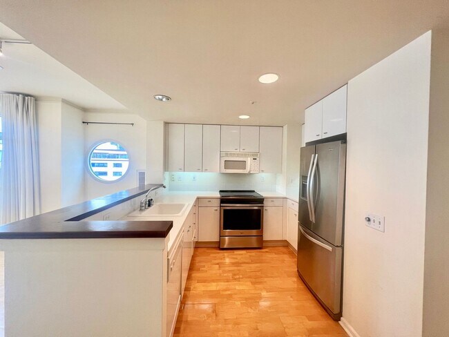 Building Photo - Excellent South Beach Location-1 Bed/1 Bath in Amenity Building with W/D & Garage Parking!