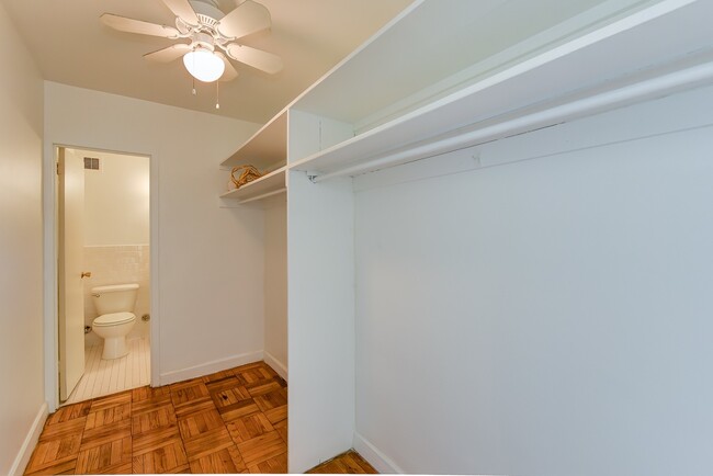 Building Photo - Spacious & Bright Studio at River Place West