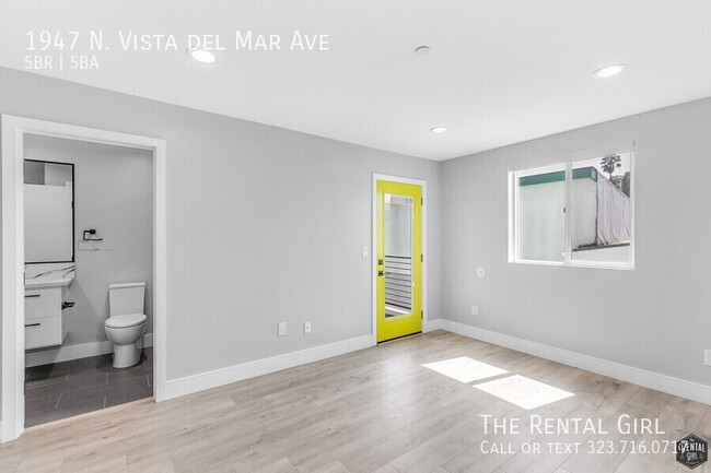 Building Photo - Hot-to-Go 5BR Townhome in Hollywood Dell w...