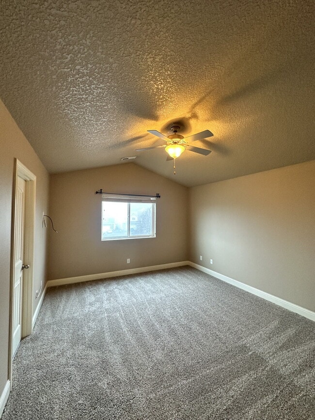 Building Photo - Beautiful 3-Bedroom Townhome in Hidden Glen