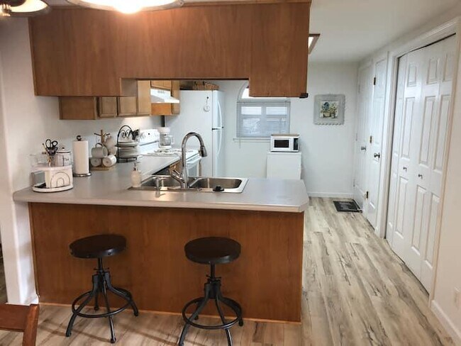 Building Photo - 525 Primrose Dr