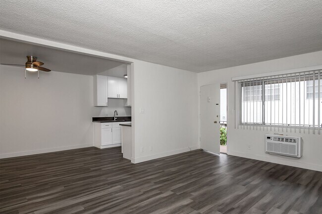 Interior Photo - col132