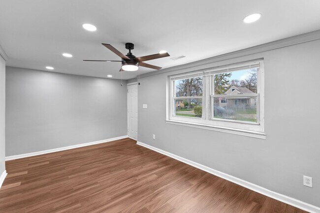 Building Photo - Newly Renovated 3-Bed Gem with Massive Yard – Modern Columbus Living!
