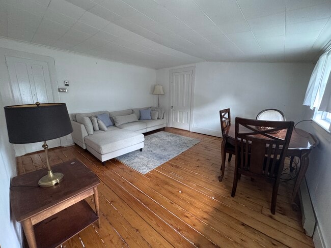 Livingroom - 38 Broad St