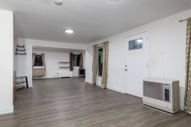 Building Photo - Beautiful 2 Bedroom, 1 Bath, 3 Car Garage Home with 5 Acres off CHSPR