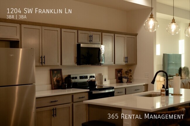 Building Photo - 1204 SW Franklin Dr