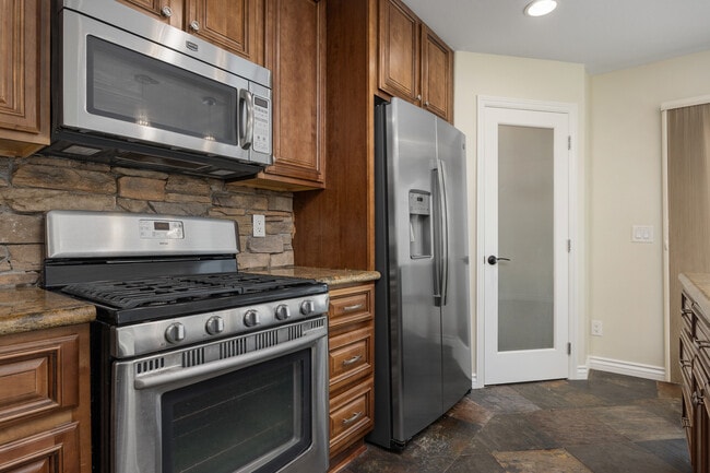Building Photo - 844 Bluebell Ct