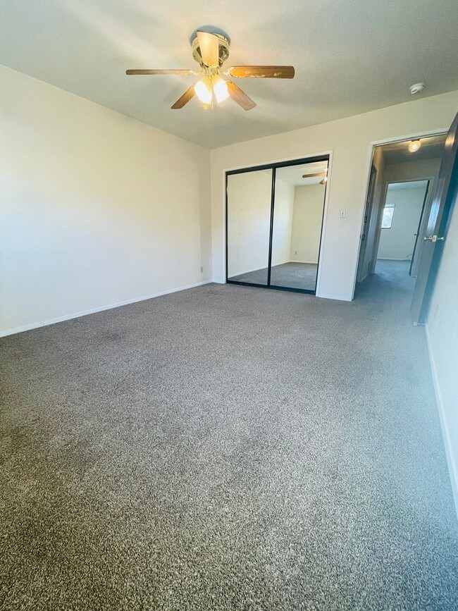 Building Photo - North Merced: $1575 2 Bedroom 1.5 Bath Tow...