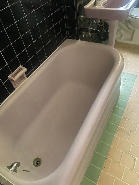 Building Photo - 152 S Sycamore Ave