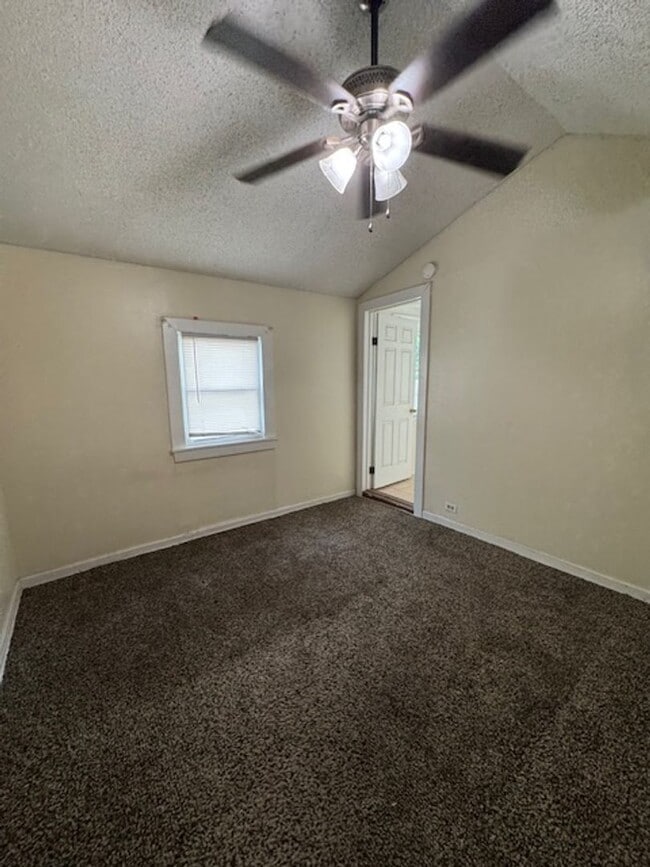Building Photo - Downtown, 2 bedroom cottage