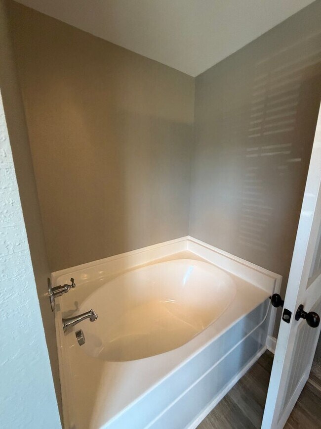 Building Photo - Large 4 Bedroom 2 1/2 Bath Pet Friendly Home For Rent!