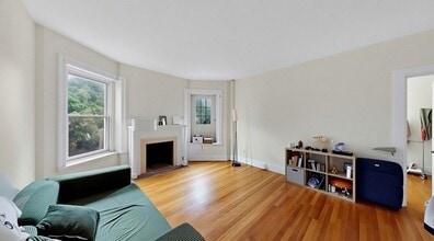 Building Photo - Desirable apartment in Brookline