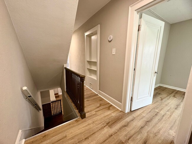 Building Photo - 3 Bedroom 1 Bathroom in York with Sunroom,...