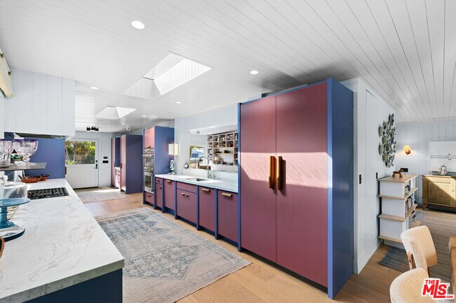 Building Photo - 7038 Dume Dr