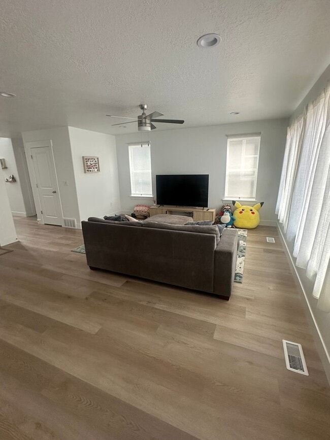 Building Photo - Absolutely STUNNING Home in Lehi!!!